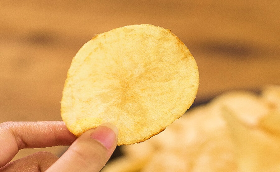 食塩不使用でじゃがいも本来の旨みが引き立つポテトチップス