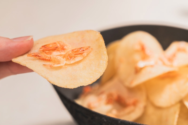 ポテトチップスに桜えびをのせた贅沢な美味しさ