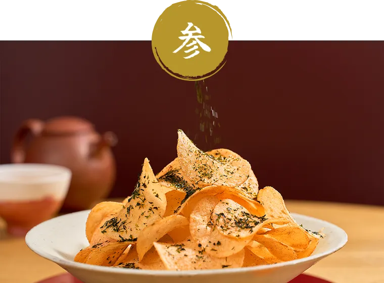 ばら海苔をポテチ全体に振りかけて、梅とばら海苔の間違いない組み合わせを楽しむ