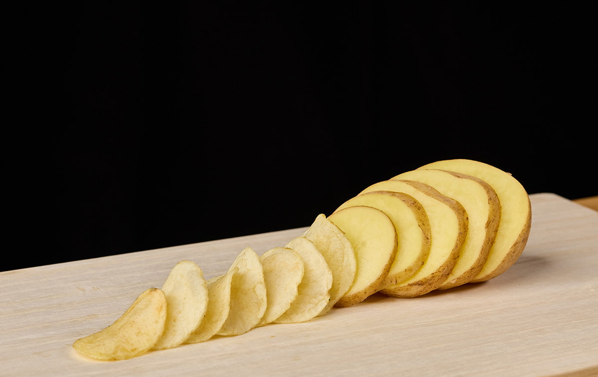 揚げたてのポテトチップスはじゃがいも本来の旨みが楽しめる