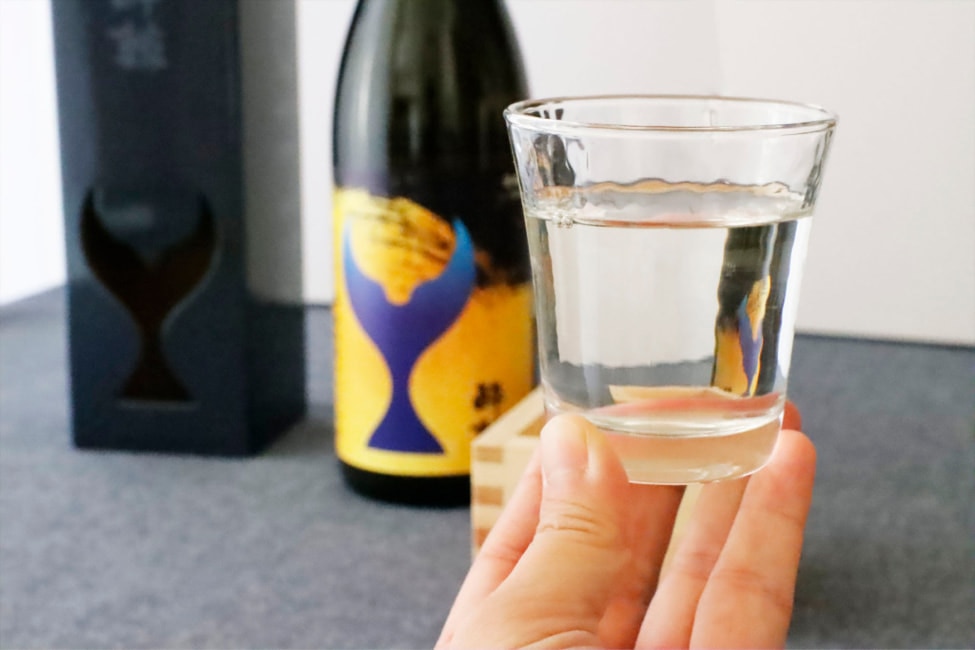 酔鯨 湖池屋オリジナルの日本酒は柔らかく広がる吟醸香と、はっきりとした輪郭が感じられるような酸味があり、後味はスッキリ爽やかな味わい