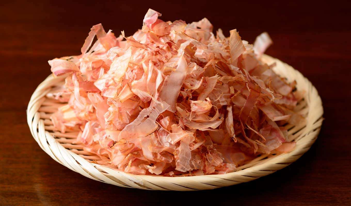 かつお節のトッピングをポテチにふりかけて違った味を楽しめる