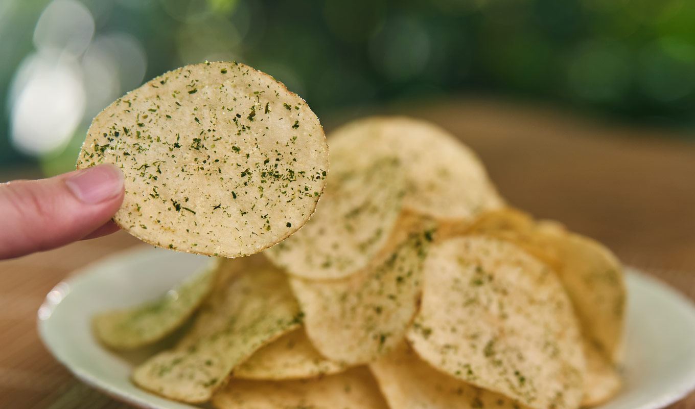 ポテトチップスのじゃがいもの旨みと海苔とわさびの優しい香りを楽しむ