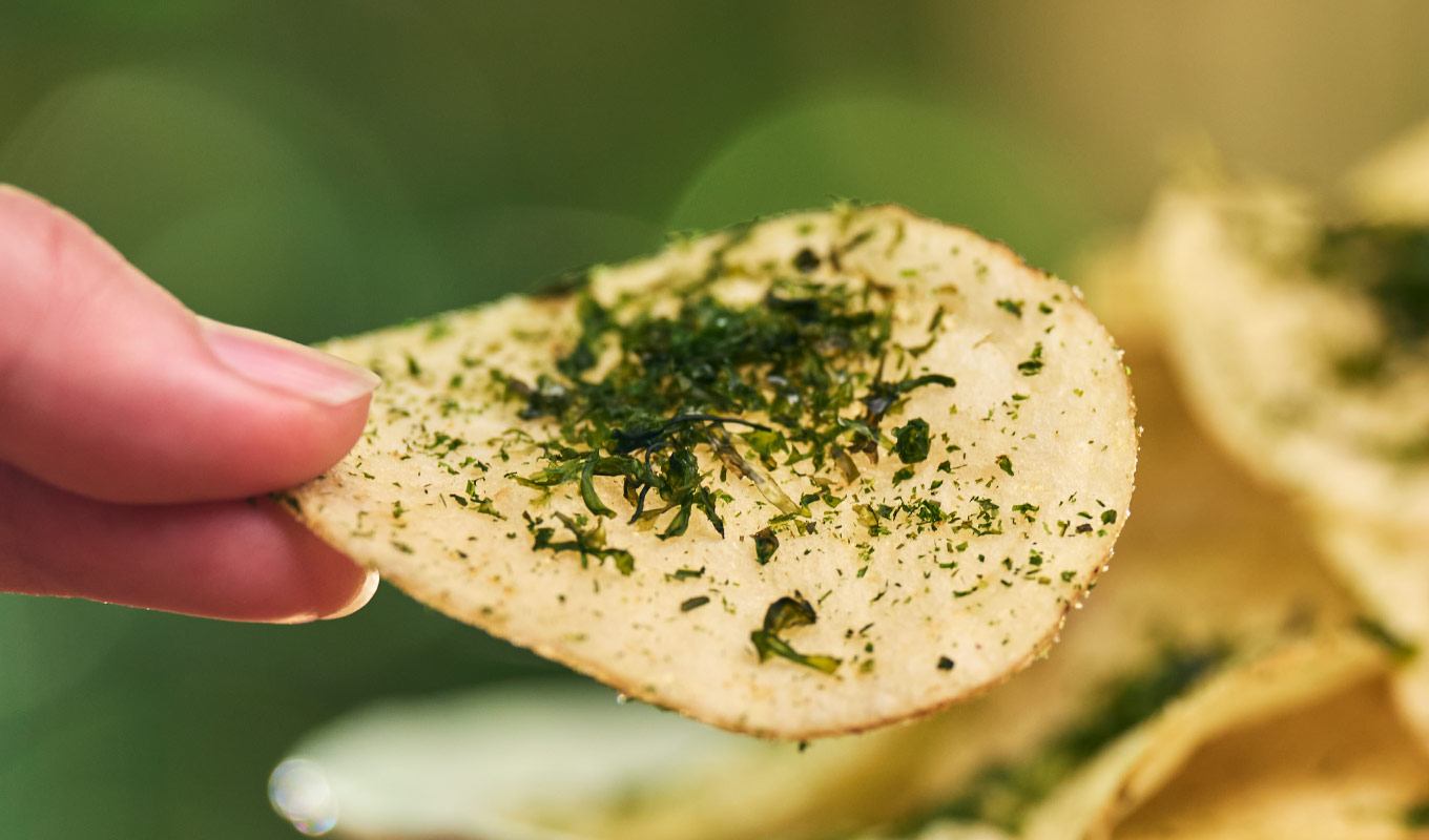 ポテチに焼きばら海苔トッピングをたっぷりとかけて楽しむ